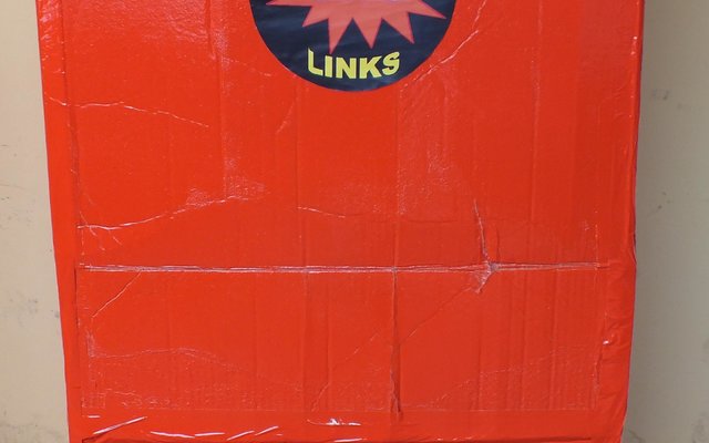 â€˜n Voorbeeld van die helder oranjekleurige kartondose wat in enkele besighede opgemerk sal word. Dit is bedoel vir  donasies vir Overberg Scattered Links, Gansbaai se liefdadigheidsprojek gedurende Desember 2014. 